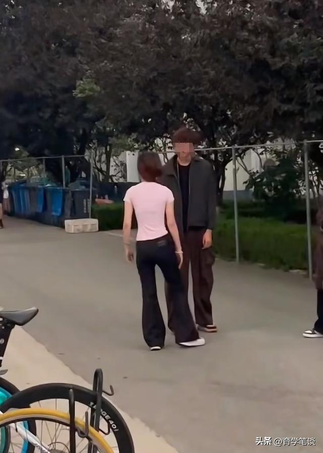 山东高校一男两女起冲突，知情人谈原因：两女生发现真相后互助