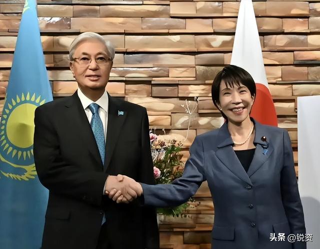 沉寂1天，高市早苗终于签字，日本砸9万亿反华	，解放军动作更大