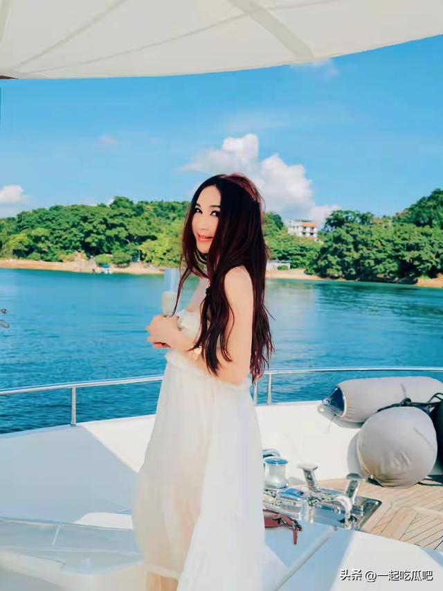 温碧霞在游艇给何祖光庆生	，她穿白裙靠在老公怀里，比妲己还魅！