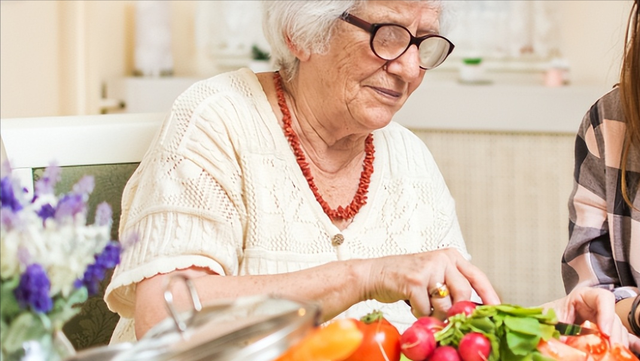 107岁老人，年轻像65岁，长寿秘诀不是多走路，而是这五件事