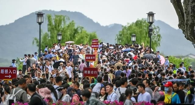 5年倒闭10家热门景区，年轻人穷游住帐篷，文旅地产梦碎一地