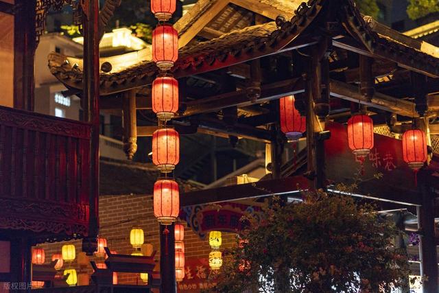 傍晚，长街，在风里的遇见