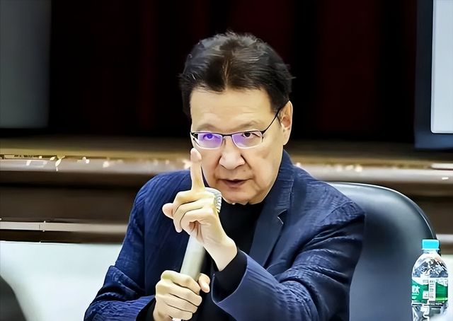 赶在坐飞机来陆前	，郑丽文率先发出邀请，解放军轰6K飞抵台岛周边