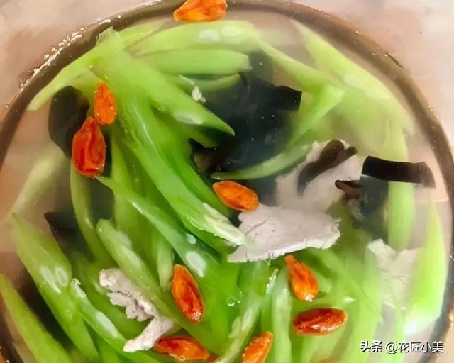 妈妈在老家种了一架“蛇瓜”，产量高到吃不完，网友：看着就怕