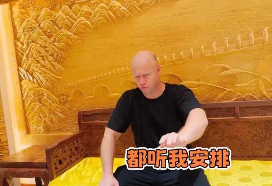 三千块烤鸭引爆几十万流量！阿楠靠外国二哥翻身，这钱花得太值了