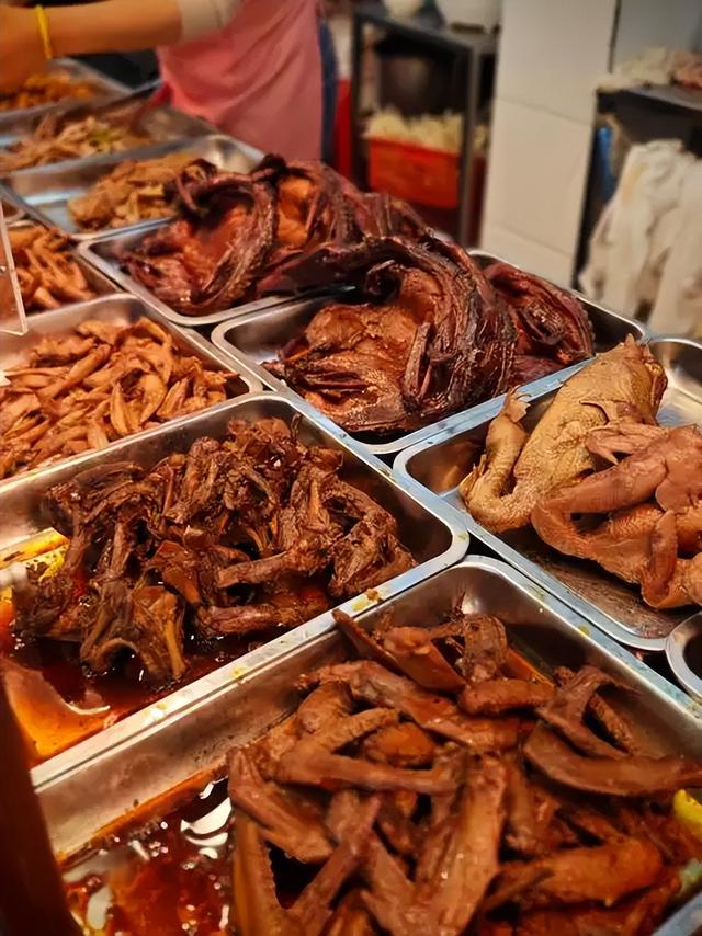 卤味巨头难熬！绝味闭店5000，周黑鸭年关785家，鸭脖啃不起了？