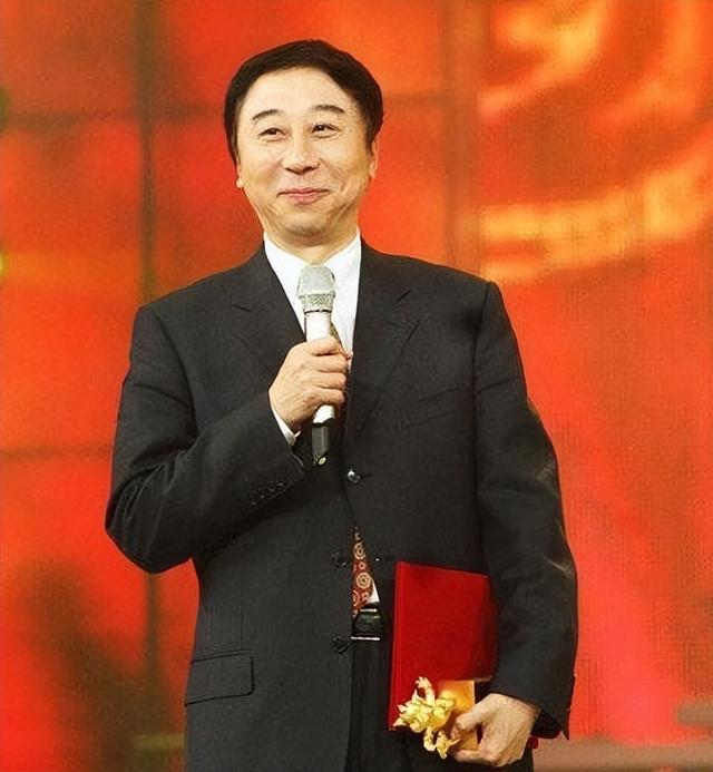 姜昆洋徒弟大山：四上春晚红遍全国，终因冯巩一句话果断离开中国