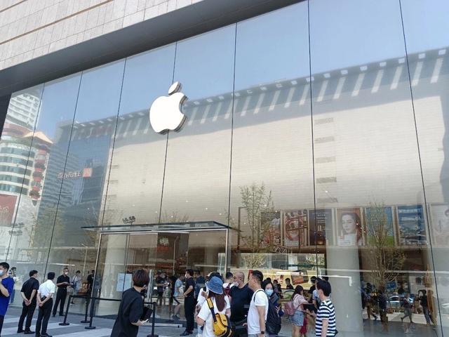 首次关店！暴跌14%，“手机一哥”跌落神坛，靠伪中产支撑销量