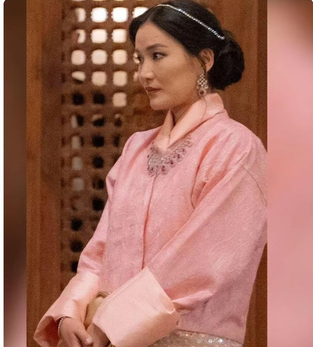 不丹佩玛王后置装费逐年上涨，披四爪龙披肩，拎爱马仕穿贝嫂高定