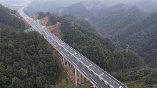 一脚油门跨山海，从南山牧场的清风，到桂林山水的温柔