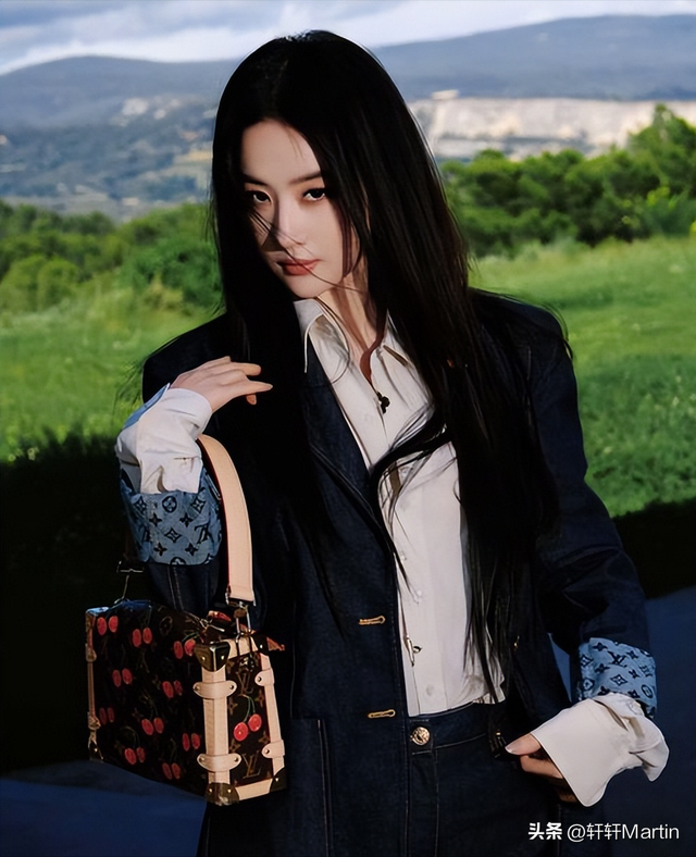 刘亦菲逛LV店被偶遇	，试衣专注忘镜头，网友：这“骨相”太能打了