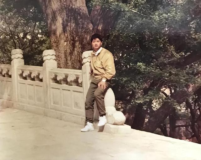 为何富豪中只有刘强东发钱？老家墙上的话说明一切——邻里多帮衬