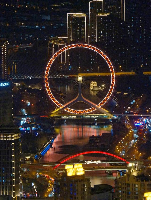 北京嘀咕，上海好奇，如今天津，竟成了能走着听、站着品的戏台！