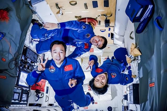 技不如人？神十九回家，中国航天员出舱抬着走，美国的却能走出来