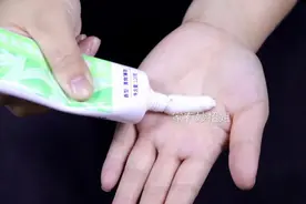 万能胶水不要再出去买了，用牙膏就能制作，快试试图片