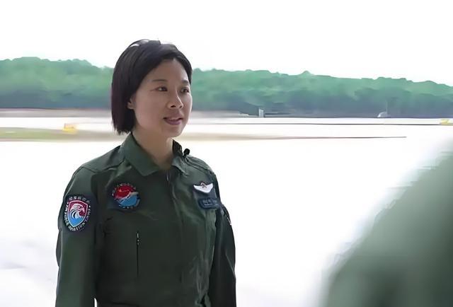 阅兵女机长身份曝光！私生活被扒牺牲太大，老公不简单，央视点名