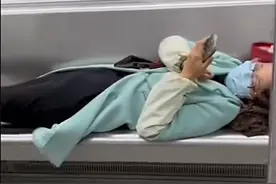 女子横躺占座小伙贴心盖被 对付不文明占座年轻人出奇招图片