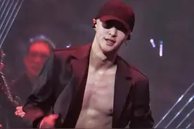 张艺兴演唱会“脱衣”，跳劲舞，堪比“蹦迪现场”，还是小绵羊吗图片