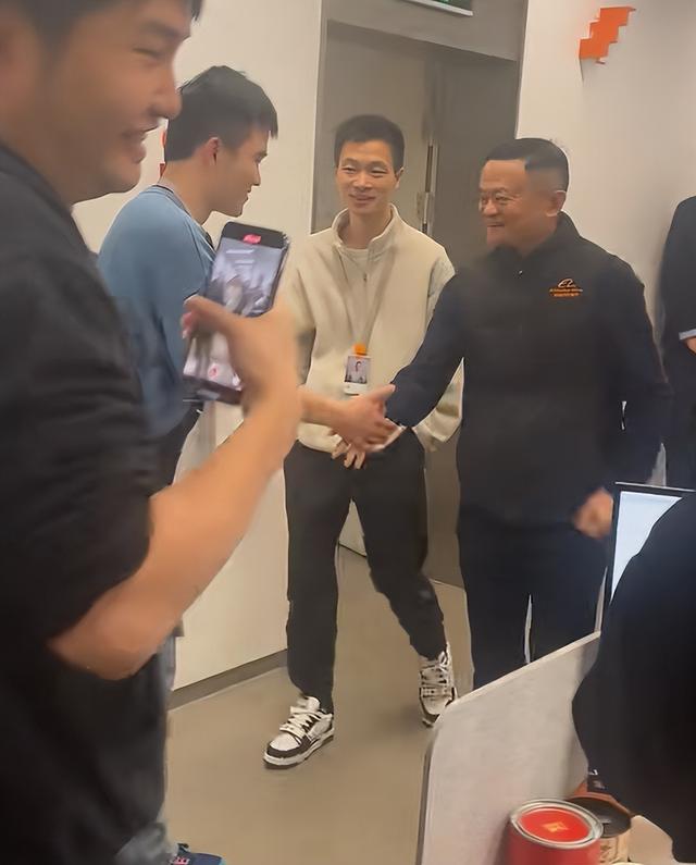 西湖偶遇马云，骑雷军同款自行车，网友晒售价1.85万，不便宜