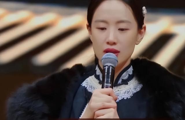 这跟不穿有啥区别？32岁李梦真空上阵，几乎全裸，简直太大胆