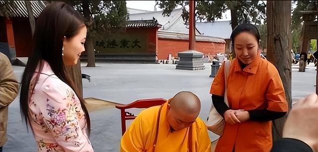 释永信被抓30天，李湘终于坦白两人关系，亲吻照的真相终于大白