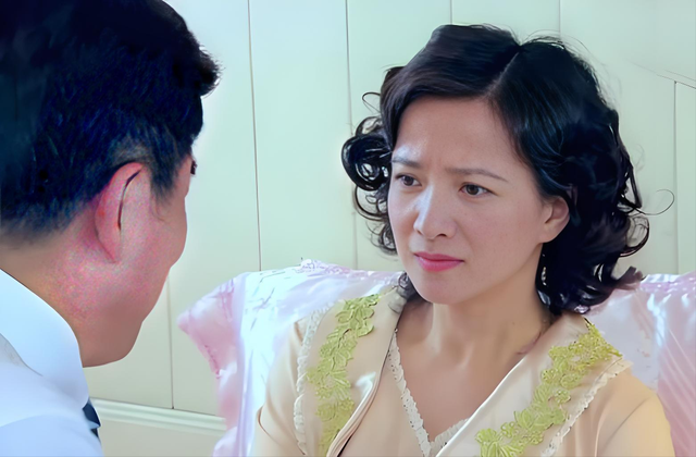 著名演员何晴患脑瘤病逝！父母都患过脑溢血，父亲早逝