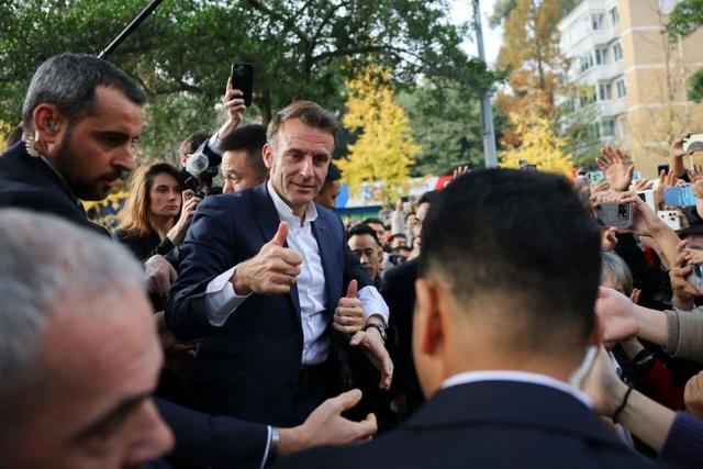 终于知道给马克龙献花的清纯女孩了！女孩身份曝光，颜值极高太美