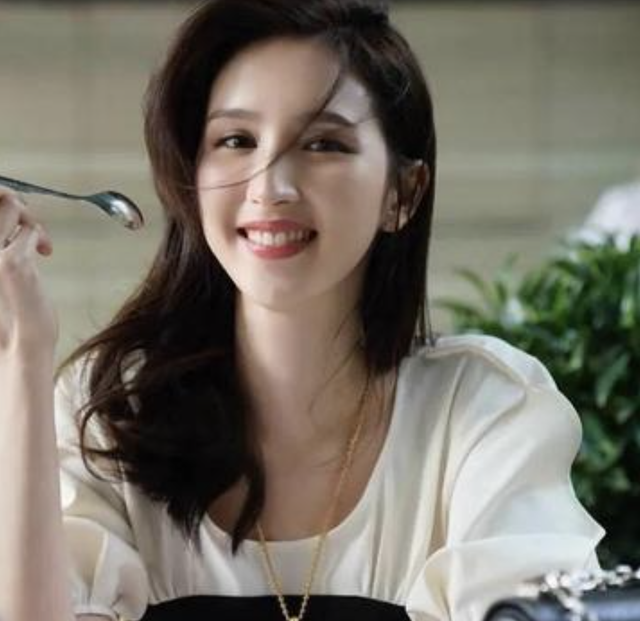她曾是体操女神，退役后与大51岁的干爹谈恋爱，如今收获新的人生