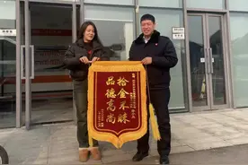 公交驾驶员运营途中捡到平板电脑，失主送锦旗表示感谢图片