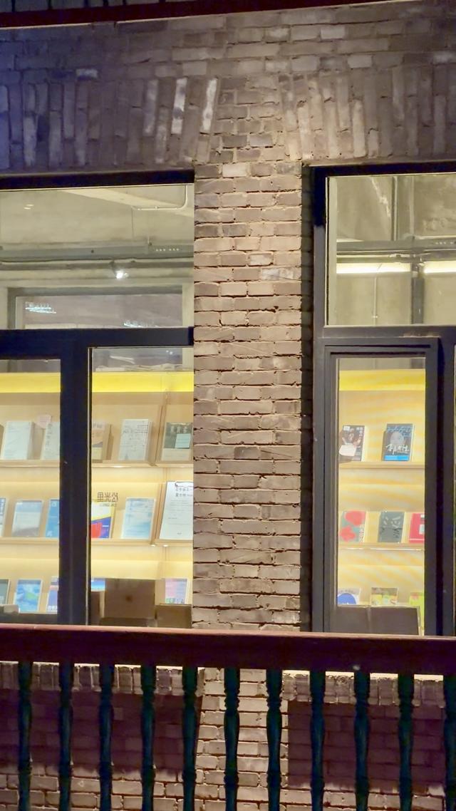 老街书店添趣味 夜读打卡新地标