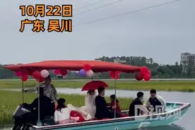 婚礼遇强降雨新郎租船接新娘：路被淹，只能坐船图片