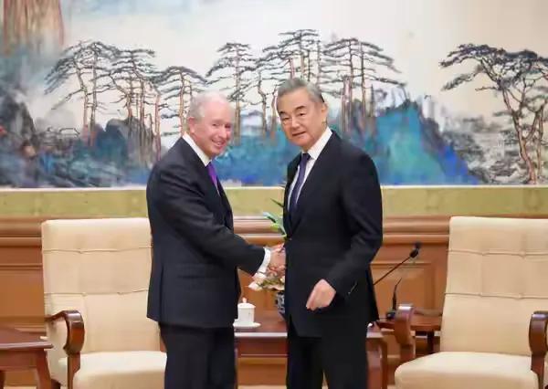 外媒：对付中国，美国有核弹级王牌。话音未落，王毅外长表态亮了