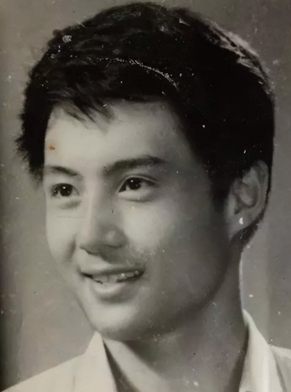 他被谢霆锋打成重伤，发妻6次流产绝情离开，如今街头卖卤肉为生