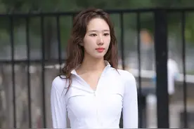 组图｜走在街头的瑜珈裤美女图片