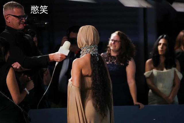 金卡戴珊蒙面走红毯，束腰礼服勒出“双层胸”，太像坎爷的手笔了