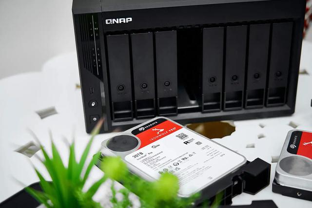 威联通2025新品Qu805首测：8盘位 + N355 + 16GB，性能与性价比全有了