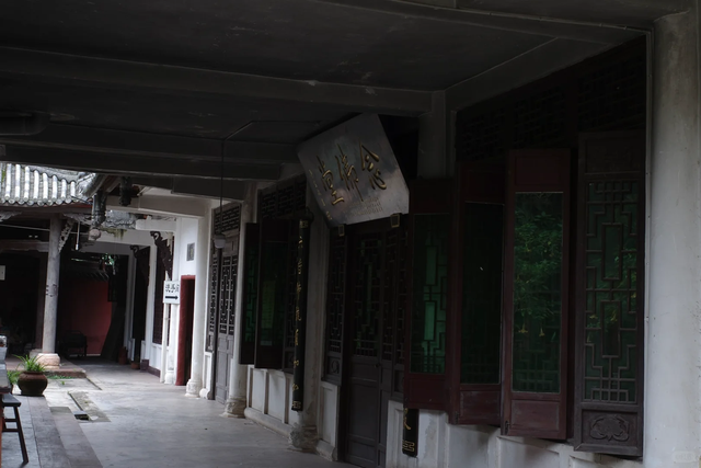 新发现一个宝藏地！5元斋饭，20元包吃住，成都市区这个寺庙值得