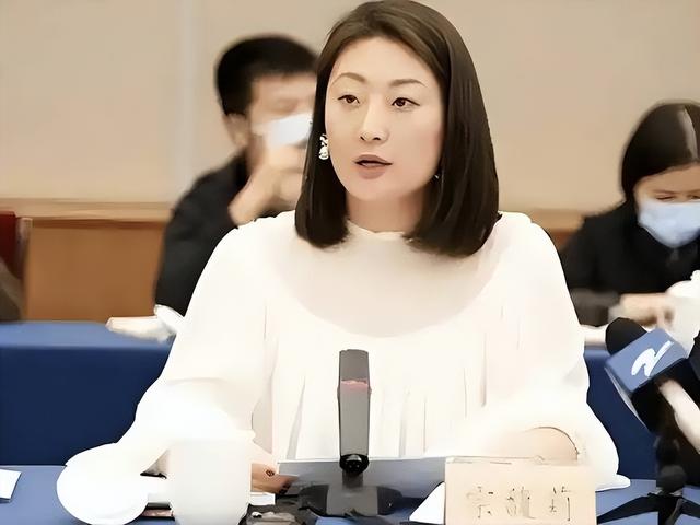 宣告卸任董事长仅半月，宗馥莉“新身份	”曝光，宗泽后高兴早了