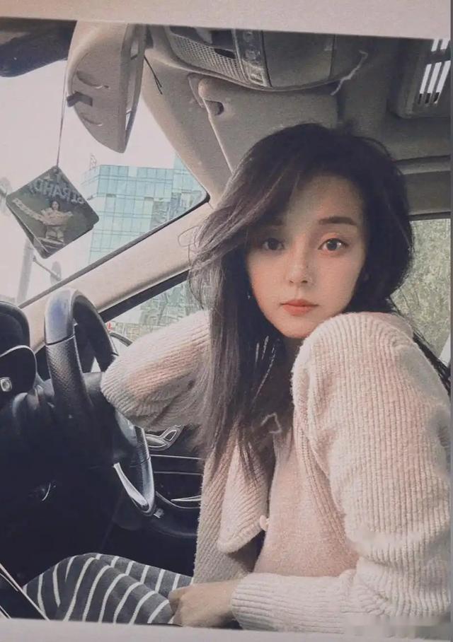 九三阅兵后，女兵领队王媛火了，私下美照曝光，已育三娃仍像少女