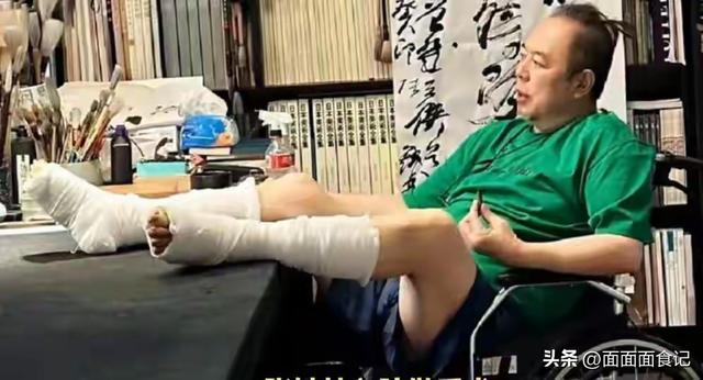 善恶终有报！68岁双腿包扎瘫在轮椅的张铁林，已然活成了“笑话”