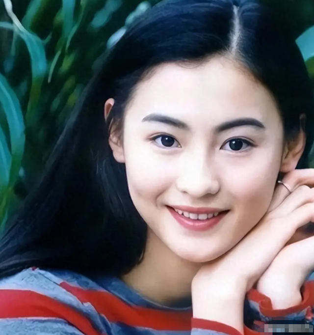 谢霆锋也没想到，张柏芝会因阅兵当天的一特殊举动，实现口碑暴增