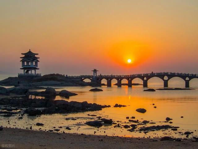 兴城逆袭，3桶油漆引亿次曝光，泳装与影视的结合盘活小城文旅？