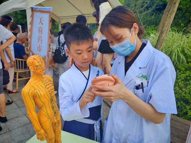 天府药市·二十四集点亮“夜”态新活力!彭州以千年药香深化“文旅+百业”“百业+文旅”融合创新