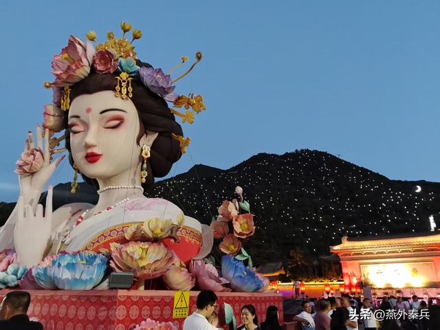 华清宫外的夜色，是文旅的尴尬，居民的闲娱，游客的懵逼