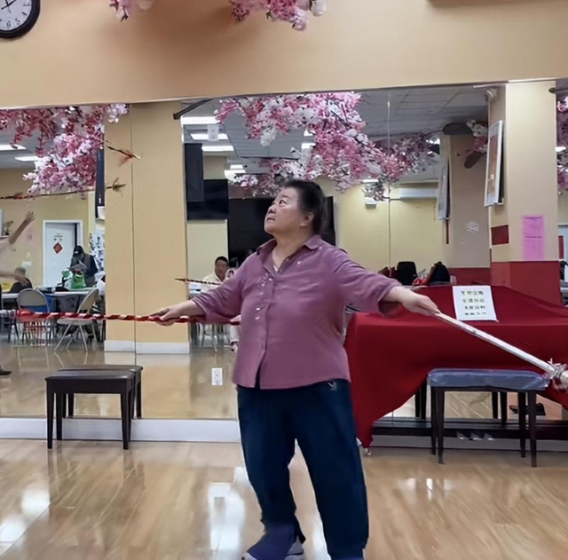 发誓永不回国？她带领30名演员选择留美，如今年过花甲归来