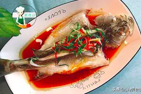 清蒸鲈鱼时，切记别乱放盐和料酒，牢记蒸鱼三技巧，鱼肉鲜嫩不腥图片