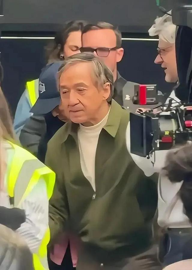 71岁成龙加拿大与友人吃海底捞，戴着老花镜夹菜，看酸了多少人！