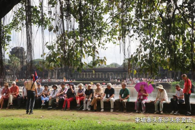 送水节，成千上万游客涌入吴哥窟共享节日喜悦