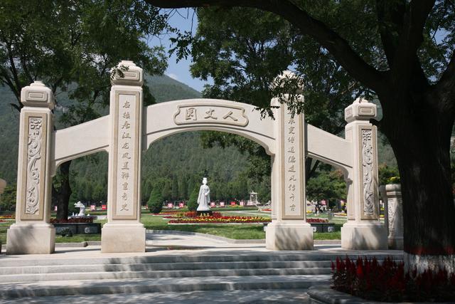 龙山墓园：于陵园规划中绘就历史与生态新画卷