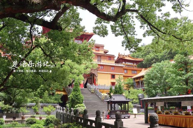 浙江绍兴曹娥江畔的古寺，黄墙黄瓦掩映在青山之间，幽静而美丽